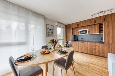 Dining area, oven, stove