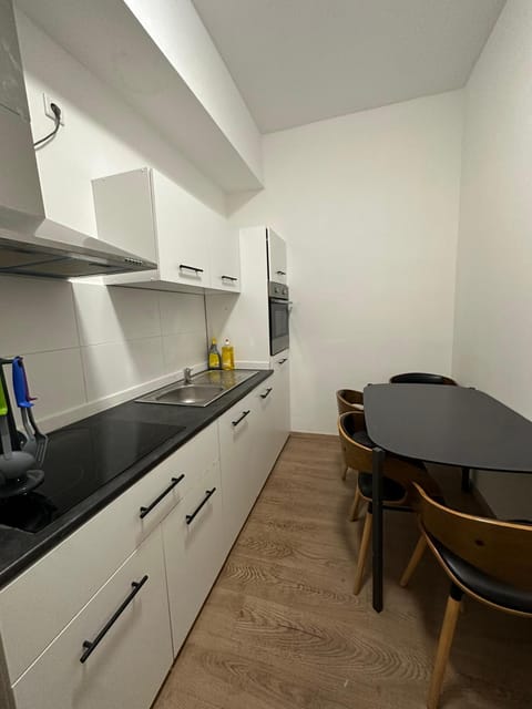 5 Betten Montuerwhonung mit Waschmaschine Apartment in Dusseldorf