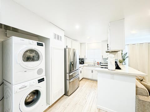 Kitchen or kitchenette, pet friendly, stove, washing machine, dryer