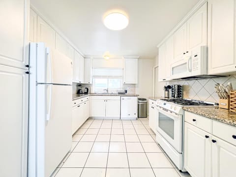 Kitchen or kitchenette, dishwasher, oven, pet friendly, stove, toaster