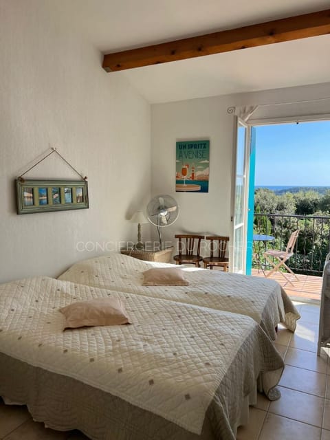 Bed, View (from property/room), Balcony/Terrace, Photo of the whole room, Bedroom, Sea view