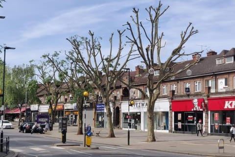 Cosy London Luxury studio Apartment in Pinner