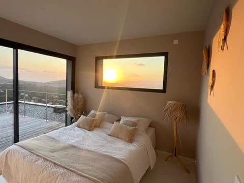 Bed, Natural landscape, View (from property/room), Balcony/Terrace, Photo of the whole room, Bedroom, Mountain view