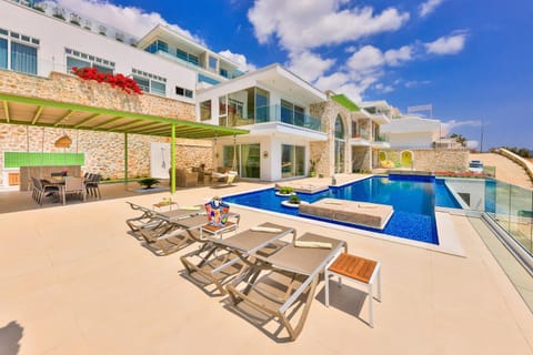 Property building, Patio, Day, Swimming pool, sunbed