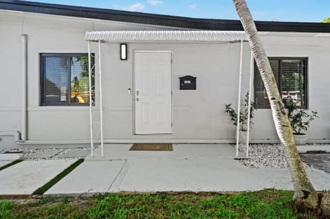 3 Bedroom and 2 bath North Miami, Florida Casa in Golden Glades