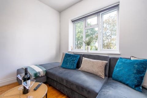 Ealing Gem 3 Bath, 2 En-Suite Flat with Parking Apartment in London Borough of Ealing