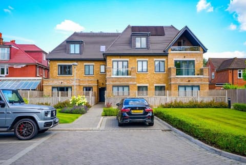 172 - 174 Wood Lane - Ground floor Two bedroom Apartment with Garden Apartment in Isleworth