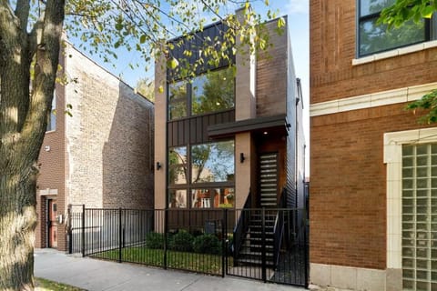 Stunning 5BR Home in Heart of Chicago with 2 Rooftops House in Wicker Park