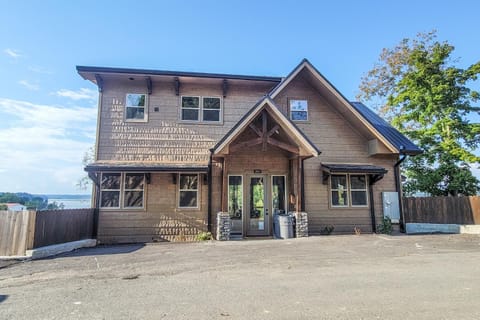 Lakeside Serenity House in Douglas Lake