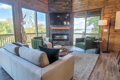 Lakeside Serenity House in Douglas Lake