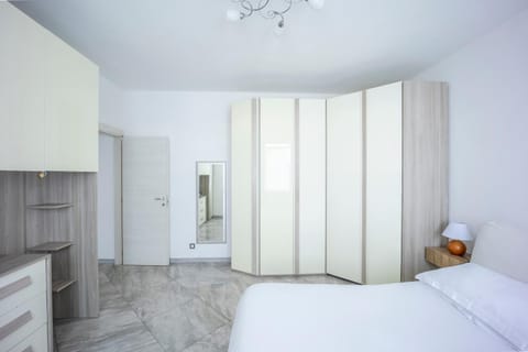 Photo of the whole room, Bedroom, wardrobe