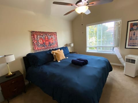 Bed, Photo of the whole room, Bedroom, air conditioner