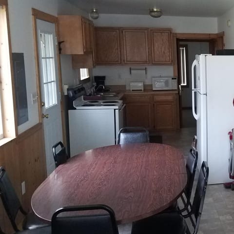 Kitchen or kitchenette, Dining area