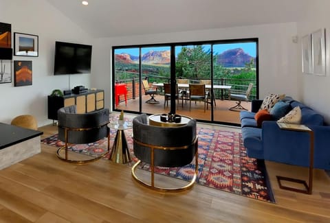 Natural landscape, TV and multimedia, Living room, Evening entertainment, Mountain view