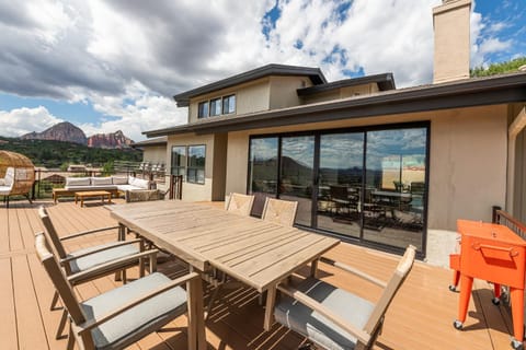 Patio, Natural landscape, View (from property/room), Balcony/Terrace, Seating area, Dining area, Mountain view