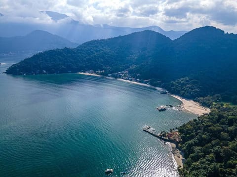 CASACORAL Casa na encosta da Ilha de Itacuruçá, vista para o mar House in Mangaratiba