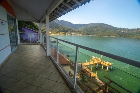 CASACORAL Casa na encosta da Ilha de Itacuruçá, vista para o mar House in Mangaratiba