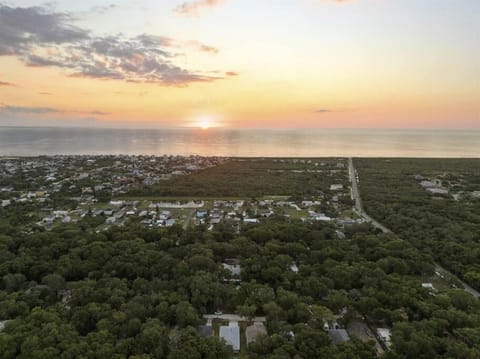 Home Walk to Beach, Biking,Golf,Games, Firepit House in Palm Coast