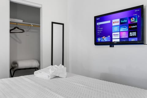 Bed, TV and multimedia, Bedroom, towels