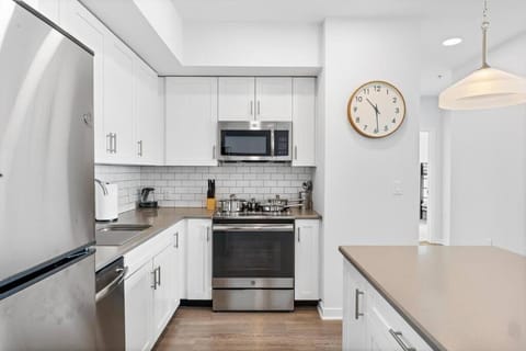 Family Friendly Deluxe 2 Bedroom Condo Only 25 mins to Soho Apartment in Kearny