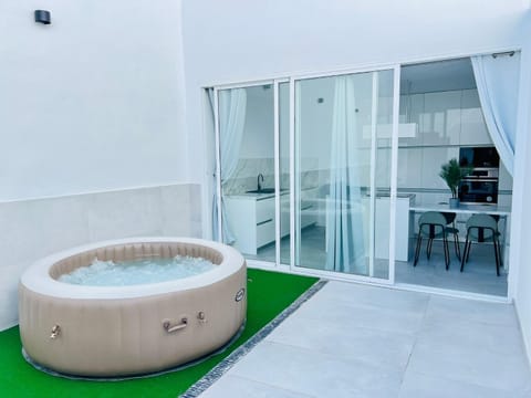 Hot Tub, Balcony/Terrace, Kitchen or kitchenette