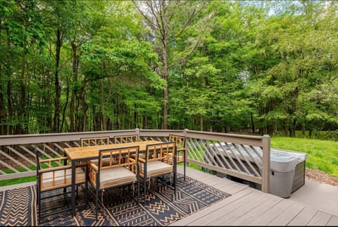 Hot Tub, Dining area