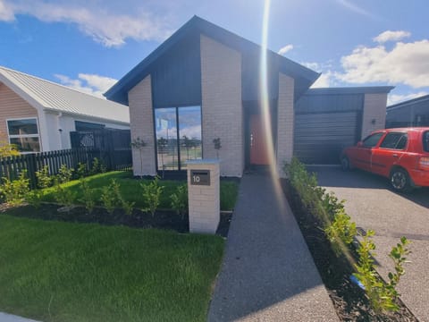 Property building, Neighbourhood, Garden view