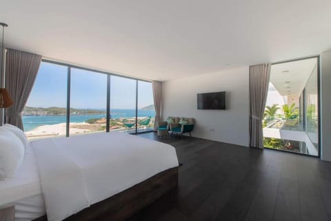 Communal lounge/ TV room, Bed, Natural landscape, TV and multimedia, View (from property/room), Balcony/Terrace, Photo of the whole room, Beach, Evening entertainment, Bedroom, Sea view