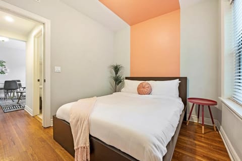 Designer Apartment 10 Min Walk to Wrigley Apartment in Wrigleyville