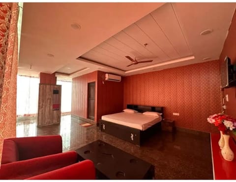 Bed, Bathroom, TV and multimedia, Seating area, Bedroom, wardrobe, air conditioner