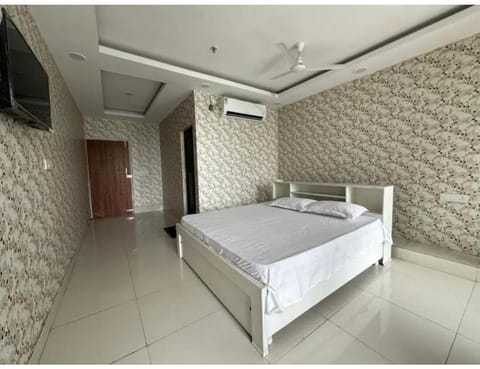 Bed, Bathroom, TV and multimedia, Bedroom, air conditioner