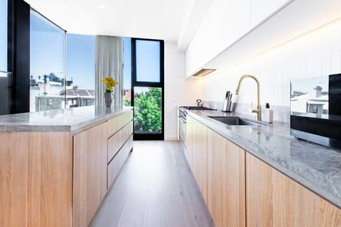 3 Level Retreat Rooftop Views & Coastal Comfort House in Saint Kilda