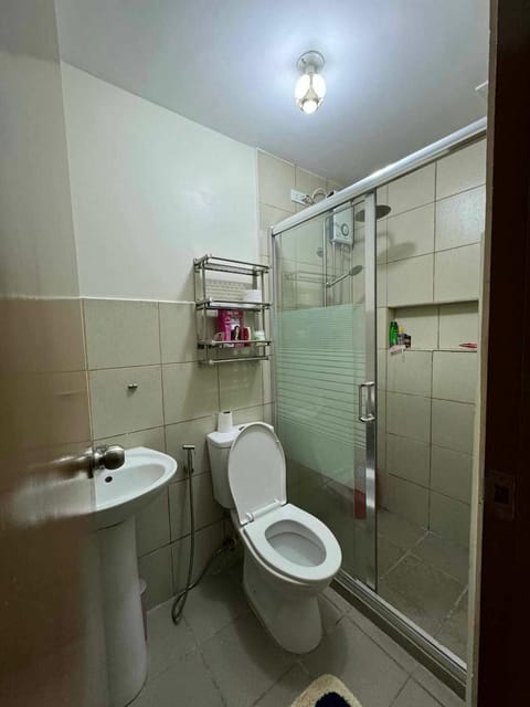 Shower, Toilet