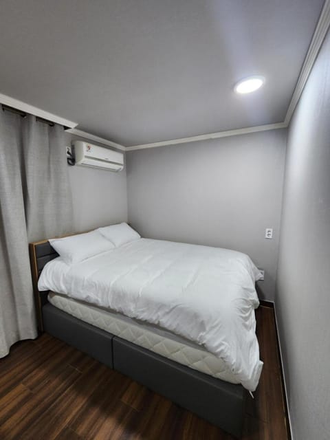 Bed, Photo of the whole room, Bedroom, air conditioner