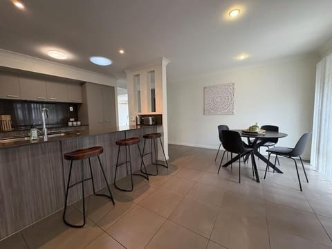 Private, modern 4 bedroom home Thornlands House in Capalaba