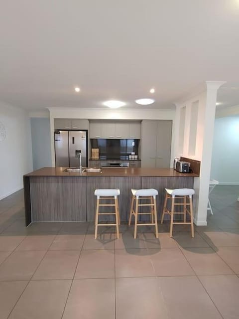 Private, modern 4 bedroom home Thornlands House in Capalaba