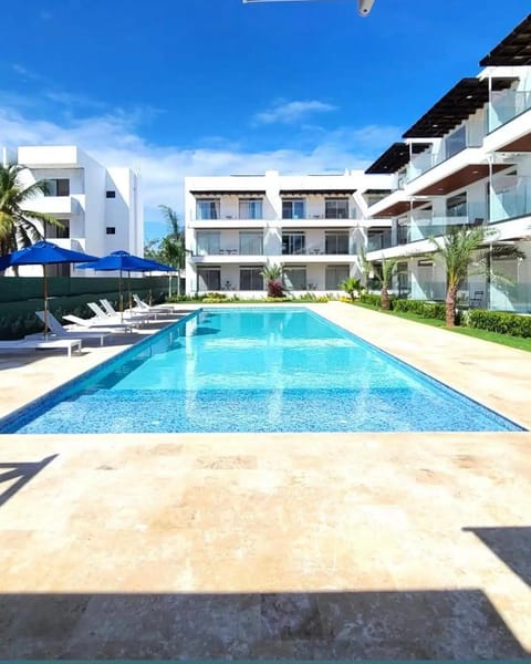 Property building, Patio, Day, Pool view, Swimming pool, sunbed