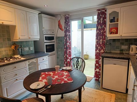 Kitchen or kitchenette, Dining area, dishwasher, oven, stove, toaster