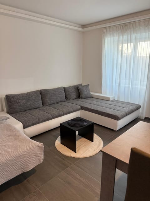 Byt apartman 72m2 private garden PARKING FREE Apartment in Prague