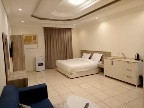 Bed, TV and multimedia, Kitchen or kitchenette, Living room, Photo of the whole room, Bedroom, air conditioner