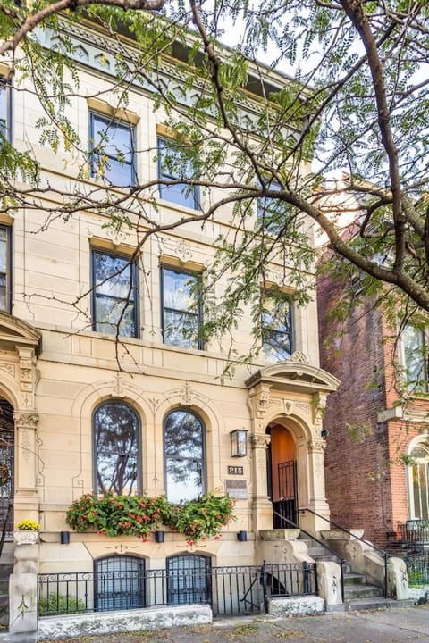 Luxury Brownstone - Walk to ALL - Washington Park House in Cincinnati