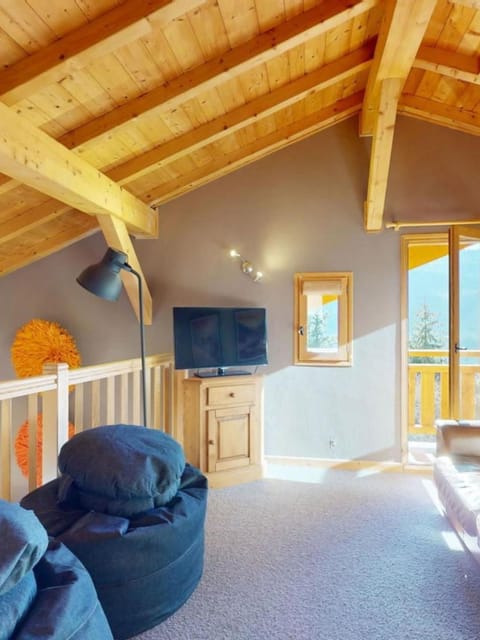 Mountain View, great location Chalet Joli Apartment in Surrey