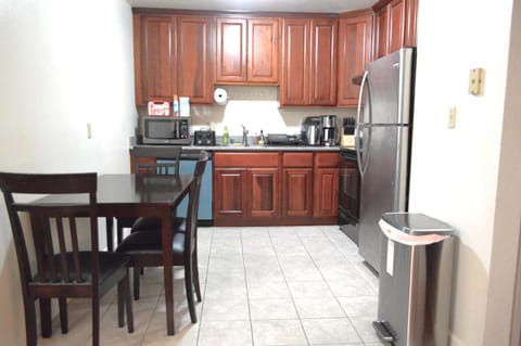 Coffee/tea facilities, Dining area, dishwasher, microwave, kitchen