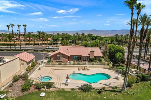 Oasis CC, 42086 Sand Dune Dr, Palm Desert House in Indian Wells