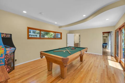 Pacific Views Retreat - Rooftop Deck, Game Room, Fire Pit & Cozy Backyard! House in Pacific Beach