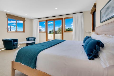 Pacific Views Retreat - Rooftop Deck, Game Room, Fire Pit & Cozy Backyard! House in Pacific Beach