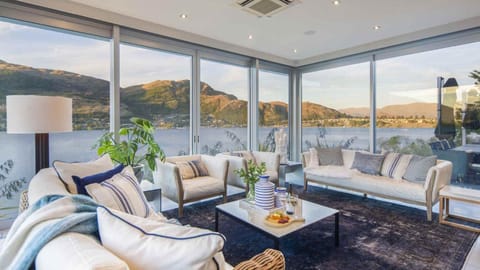 View (from property/room), Living room, Lounge or bar, City view, Garden view, Lake view, Mountain view