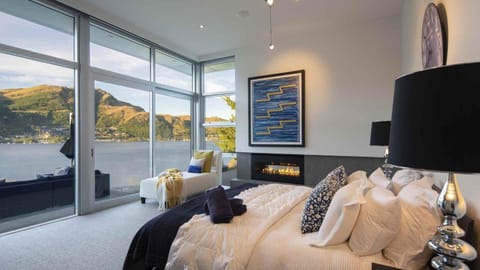 View (from property/room), Bedroom, City view, Lake view, Mountain view, fireplace