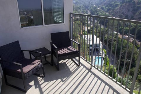 Mountain View Oasis House in Sherman Oaks