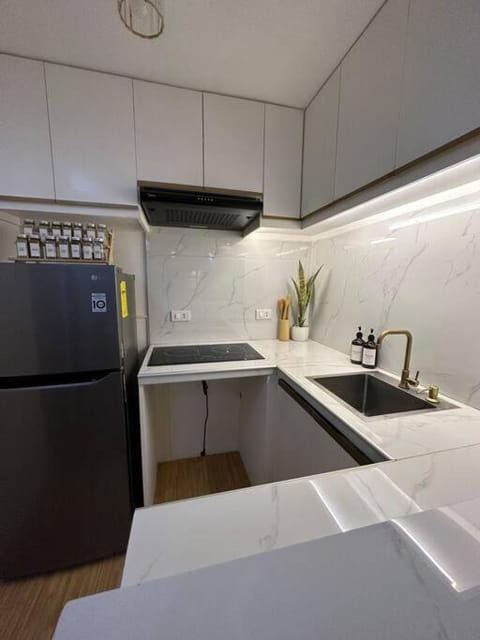 Stylish 2br w Netflix near SM East Ortigas Apartment in Pasig